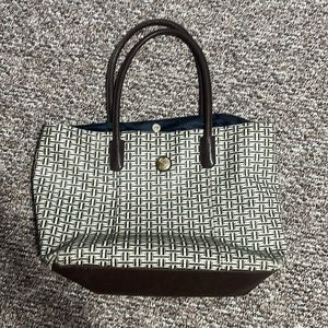 Medium sized (20Lx12H) handbag.